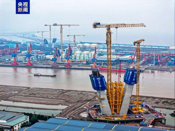 XCMG's Super-Large Tower Helps Build a World-Class Bridge Project!