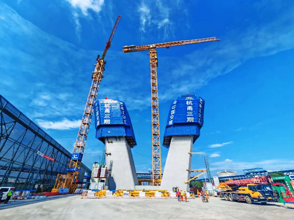 XCMG's Super-Large Tower Helps Build a World-Class Bridge Project!